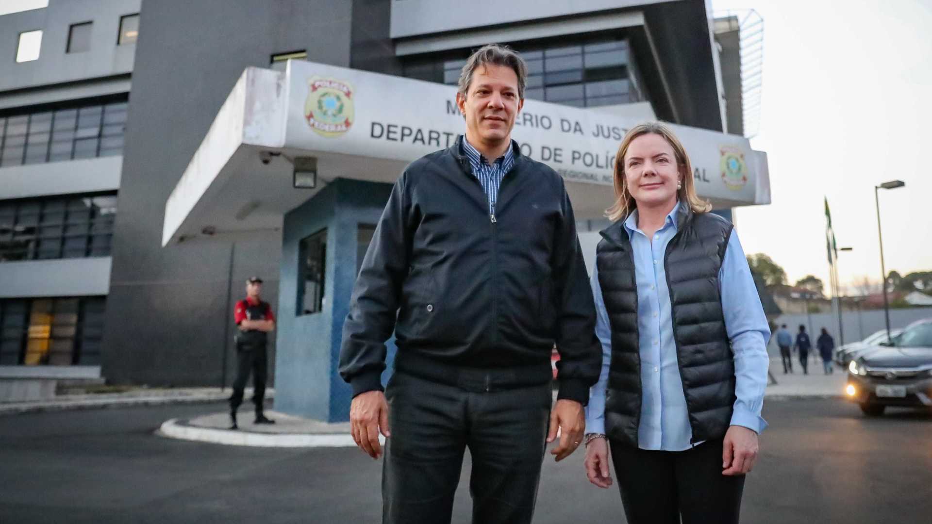 Lula gostaria de conversar com Haddad todo dia, diz Gleisi após visita