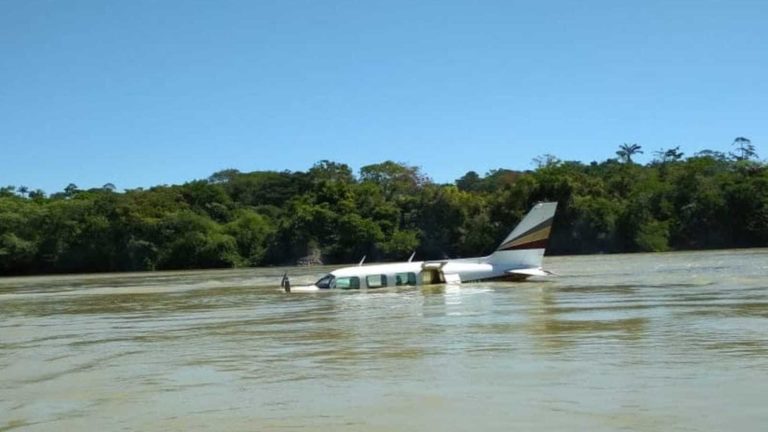 Piloto mata assassino em avião e faz pouso forçado em rio do Pará