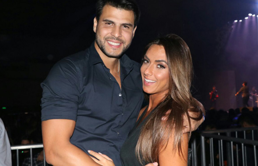 Marcelo Bimbi chora ao pegar buquê e pede Nicole Bahls em casamento novamente