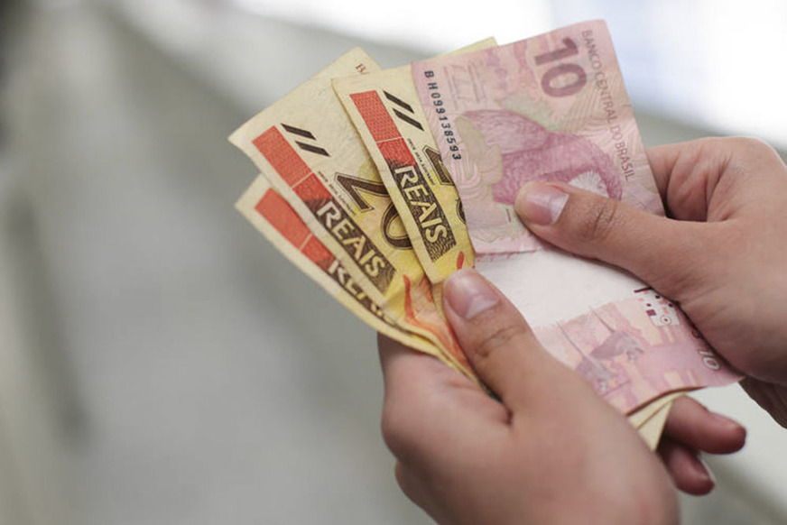 Governo reduz previsão e passa a estimar salário mínimo abaixo de R$ 1 mil em 2019