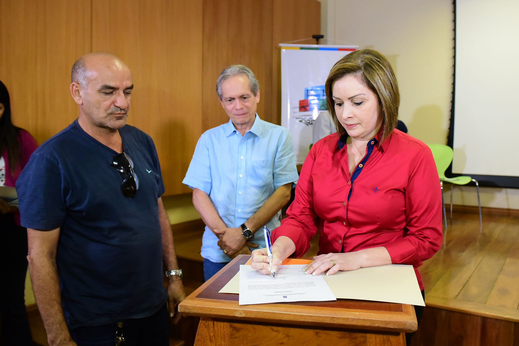 Prefeita Socorro Neri assina ordem de serviço para 17 obras na capital