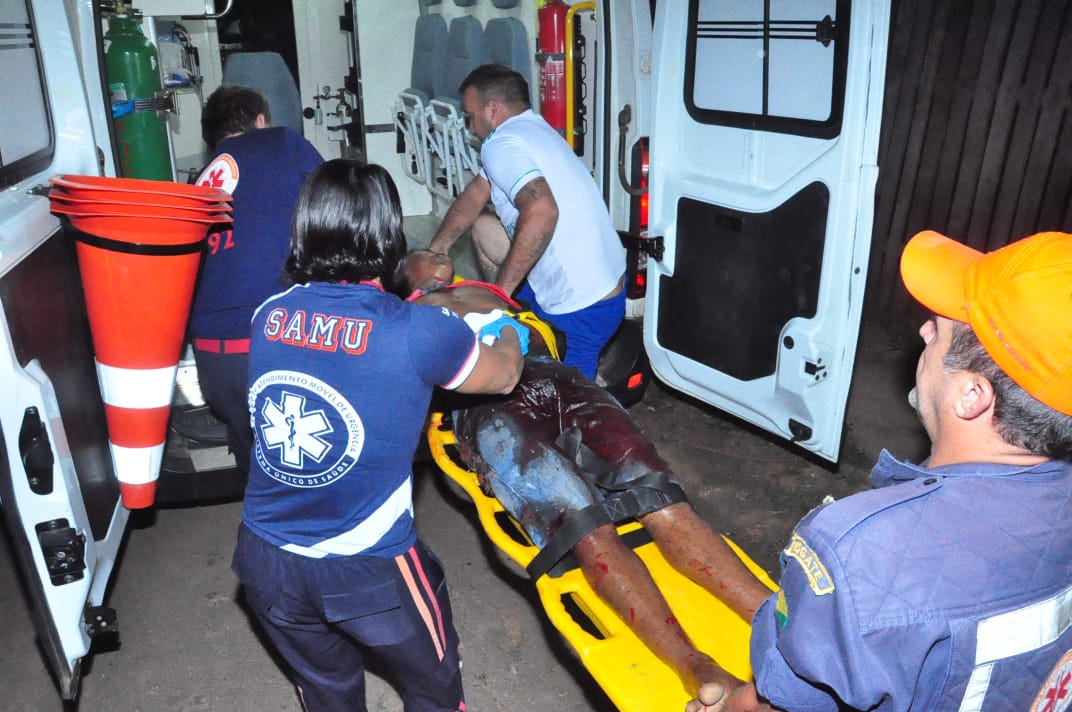 Criminosos em motocicleta disparam contra homem na Vila Betel e o deixam ferido com três tiros