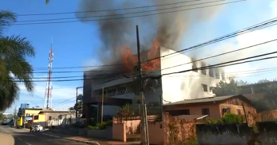 Vídeo: prédio desativado do Tribunal de Justiça na Avenida Ceará pega fogo na manhã deste sábado
