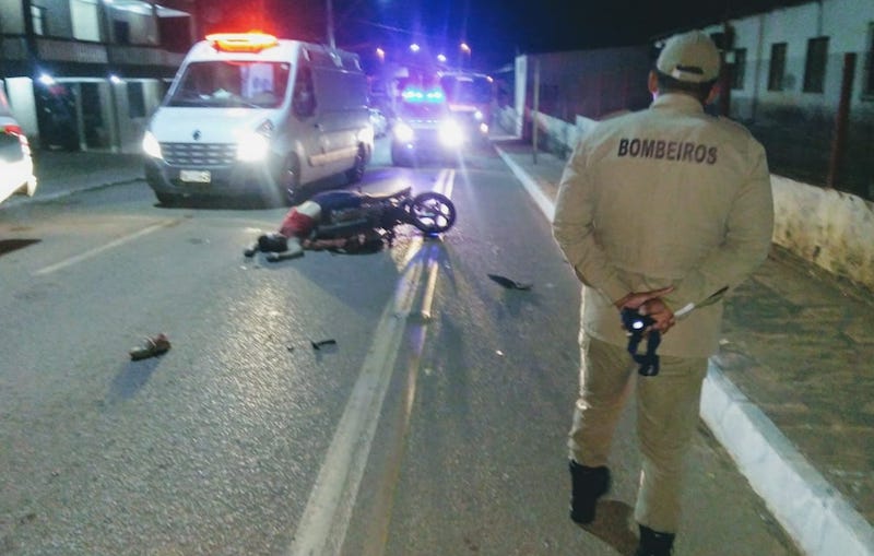 Acidente entre duas motos deixa um boliviano e um brasileiro mortos e mulher ferida