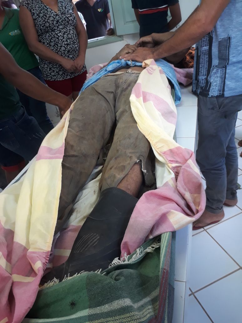 Jovem morre e corpo é resgatado em carroceira de carro por falta de ambulância e legista no interior