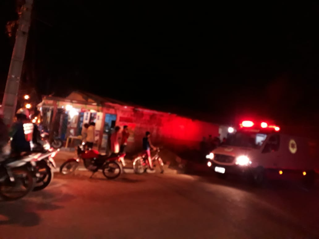 Dupla em motocicleta atira contra jovens que estavam em bar na Conquista