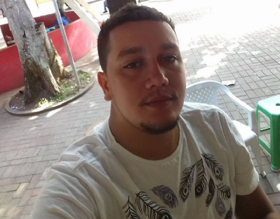 Jovens que morreram em tiroteio no Oscar Passos não integravam facção criminosa, dizem familiares