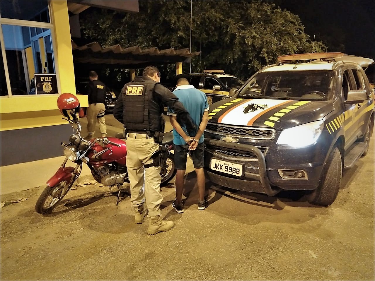 PRF prende homens armados e recupera moto roubada em duas ocorrências diferentes