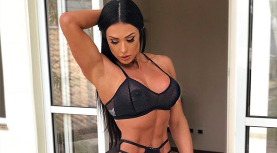 Gracyanne Barbosa posa com lingerie transparante e fãs vão à loucura