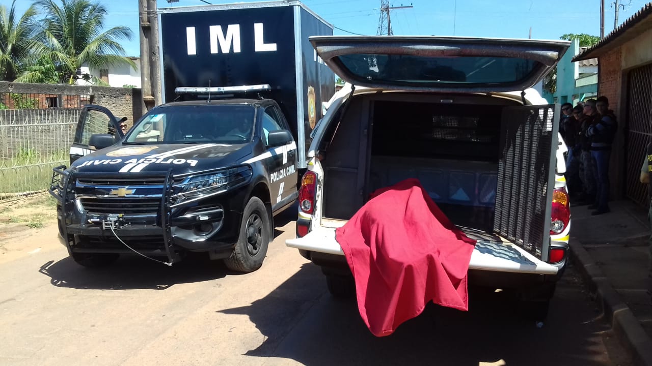 Após acionar polícia alegando ter matado esposa, homem morre dentro de viatura, suspeita é de overdose