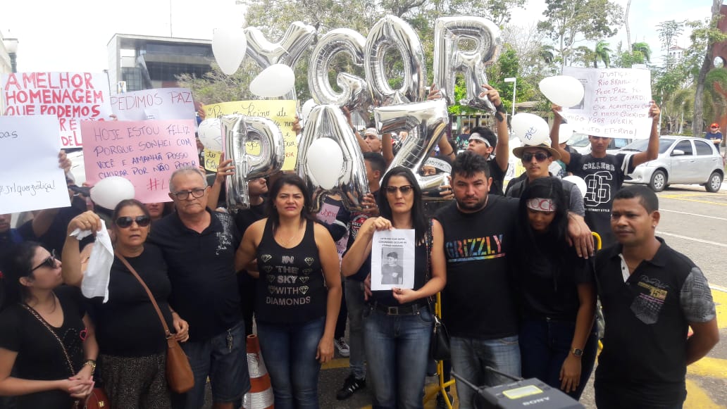 Amigos de jovem de 16 anos, assassinado no bairro Oscar Passos, pedem paz em manifestação