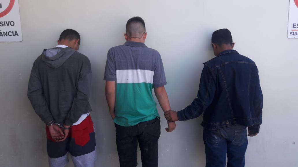 Adolescentes trocam tiros com a polícia, três acabam presos e um baleado