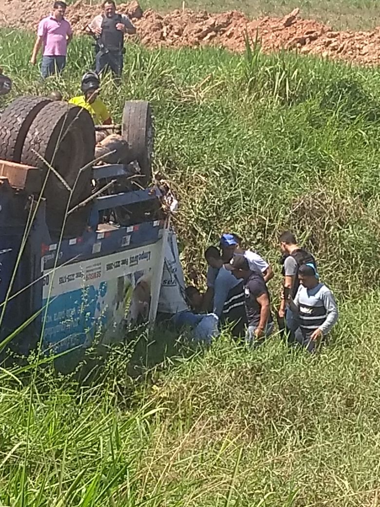 Caminhão de lixo capota na BR-364, próximo à terceira ponte; quatro pessoas ficam feridas