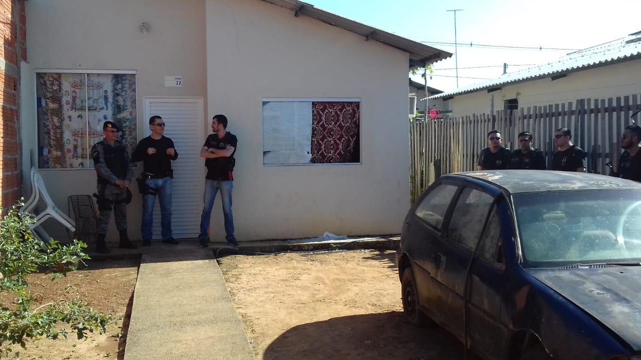 Homem é preso e menor apreendido com arma igual a que foi utilizada em homicídios na Cidade do Povo