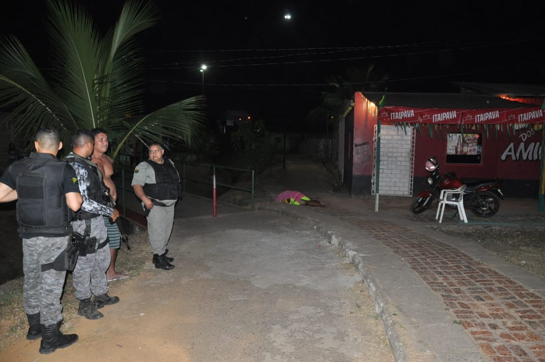 Dupla de motociclistas executa a tiros homem que estava em frente a distribuidora de bebidas
