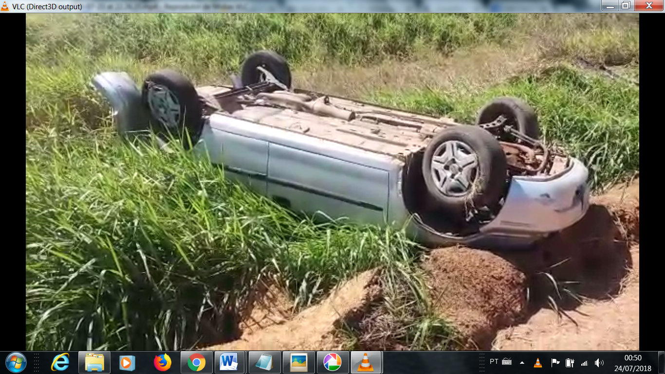 Vídeo: após capotar carro, motorista pede “pelo amor de Deus” que tapem os buracos da BR-317
