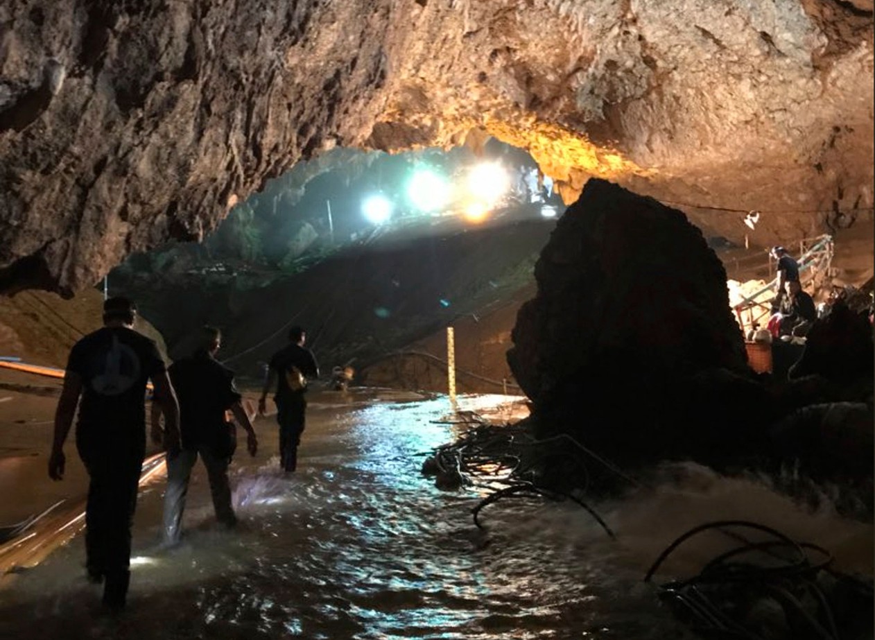 Após três dias de resgate, 12 meninos e técnico deixam Caverna na Tailândia