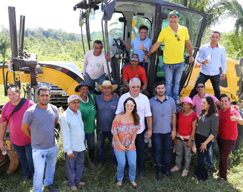 Gladson Cameli entrega motoniveladora à prefeitura do município de Manoel Urbano