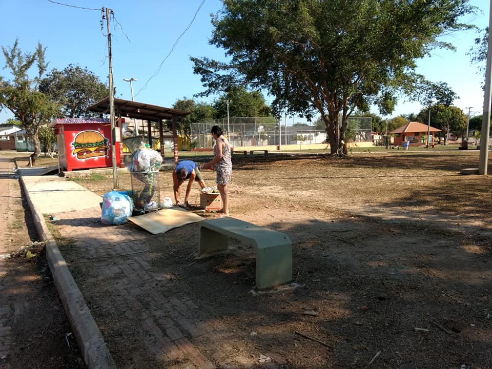 Pai de Evelyn, jovem que ganhou busto em praça após morrer de câncer, reclama do lixo após arraial