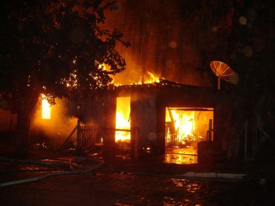 Casa é consumida por fogo após briga de casal; bombeiros acreditam em ação criminosa