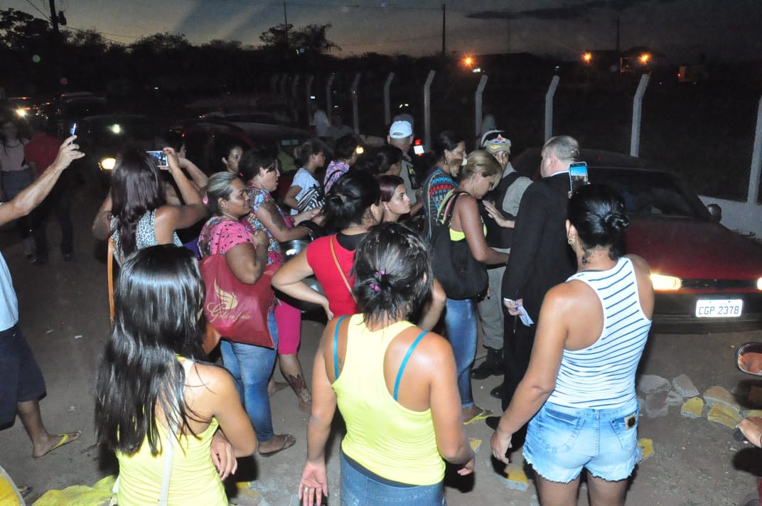 Familiares de presos protestam fechando acesso ao presídio Francisco de Oliveira Conde