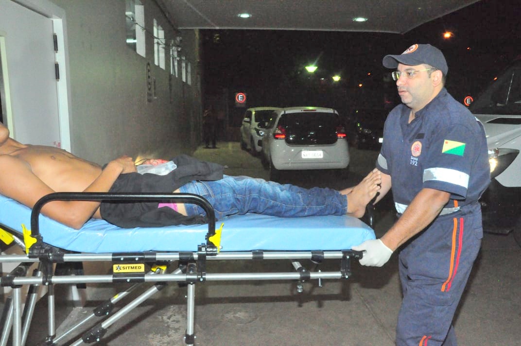 Após matar mulher e atirar em dois, bandido tenta resgatar vítima de dentro de ambulância
