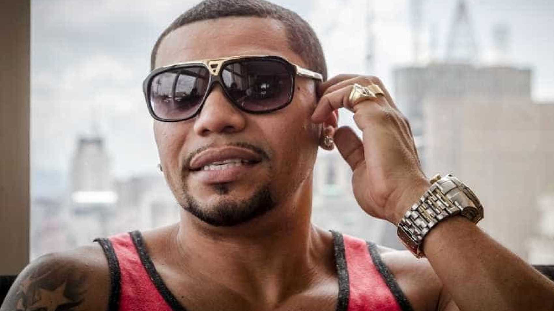Após ser preso por agredir esposa, Naldo se apresenta de graça para tentar reerguer carreira
