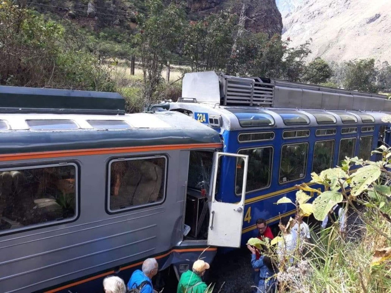 Trens batem na estrada de ferro que dá acesso a Machu Picchu, no Peru