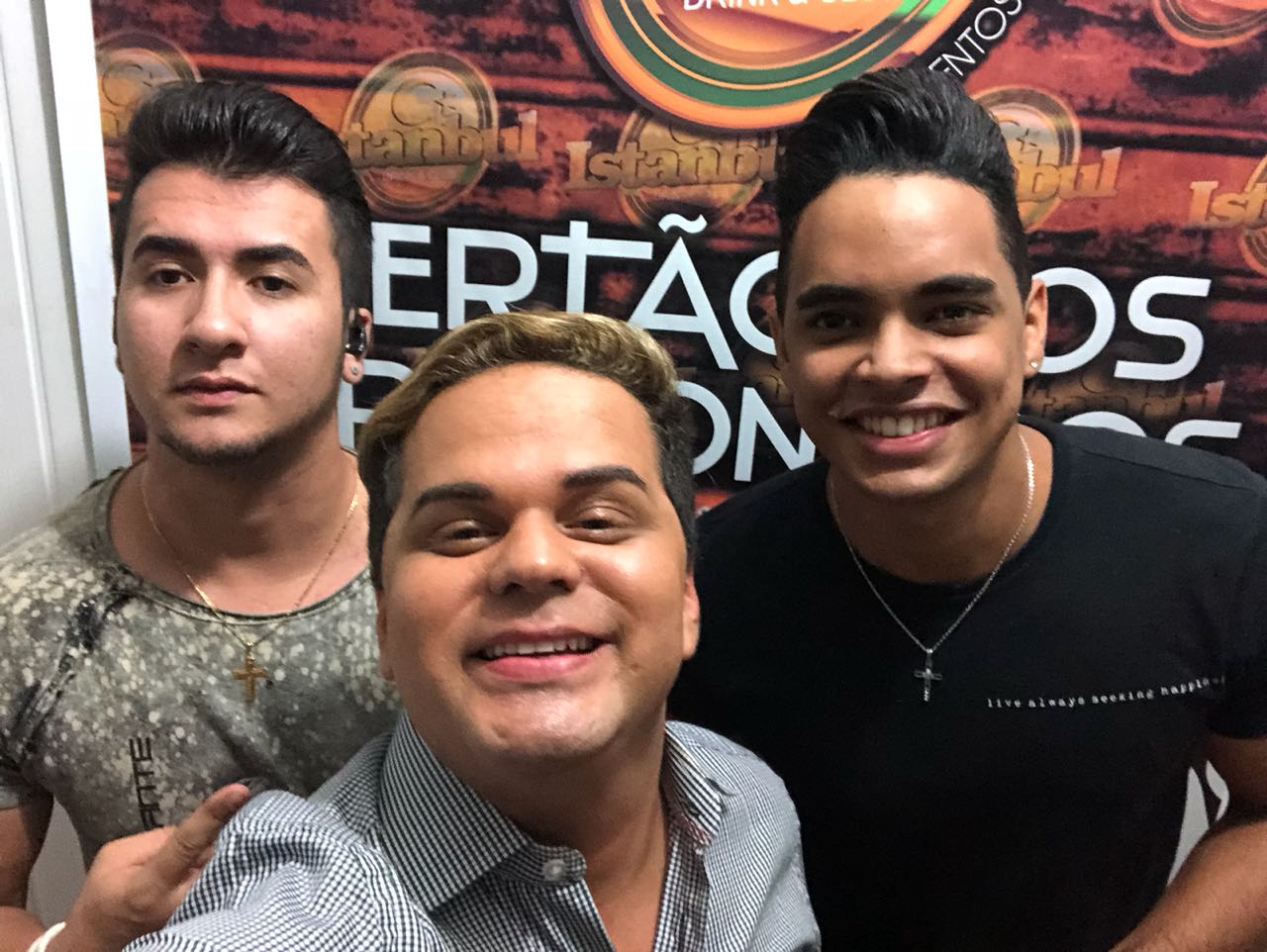Vitor & Luan animam balada na boate Istambul e mandam beijos aos leitores de ContilNet
