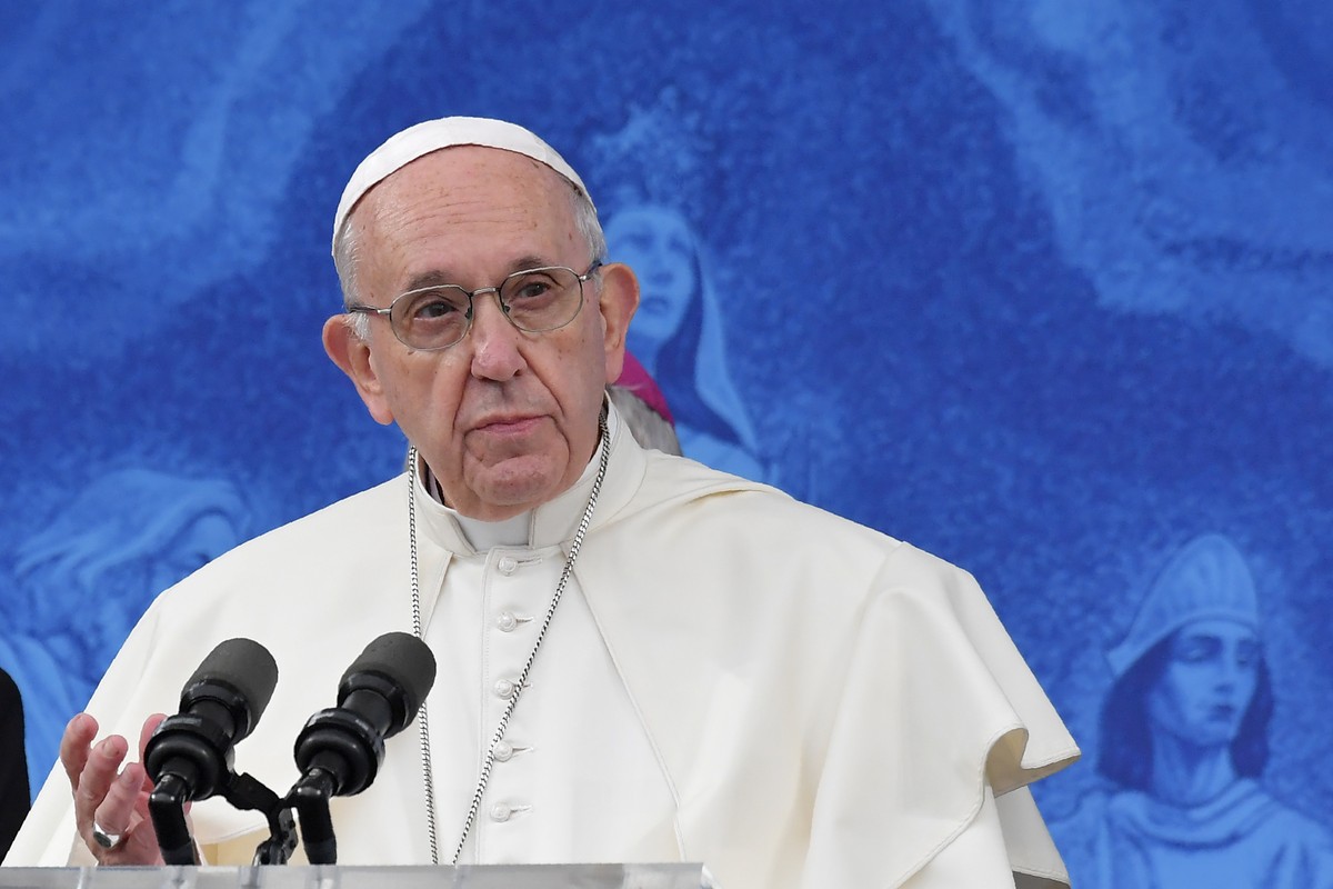 Ex-autoridade do Vaticano diz que papa deveria renunciar por crise de abusos sexuais