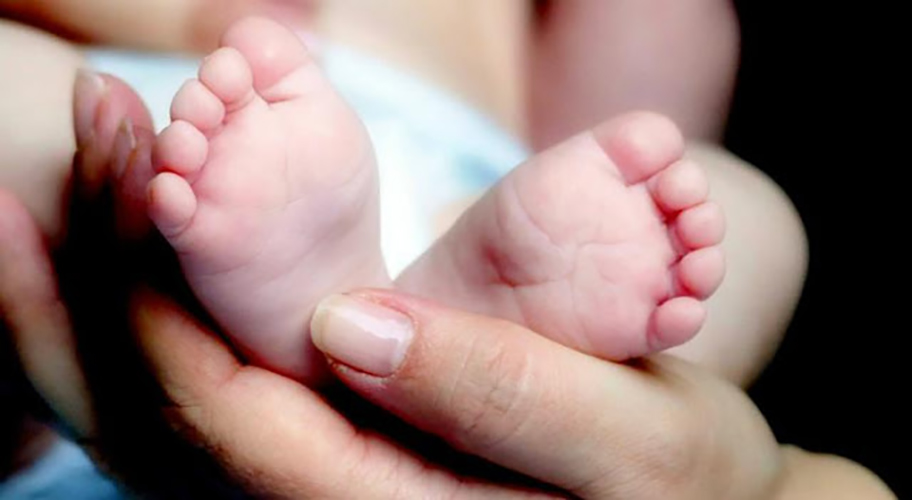 Bebê de 44 dias morre engasgada; mãe estaria alcoolizada ao amamentar criança