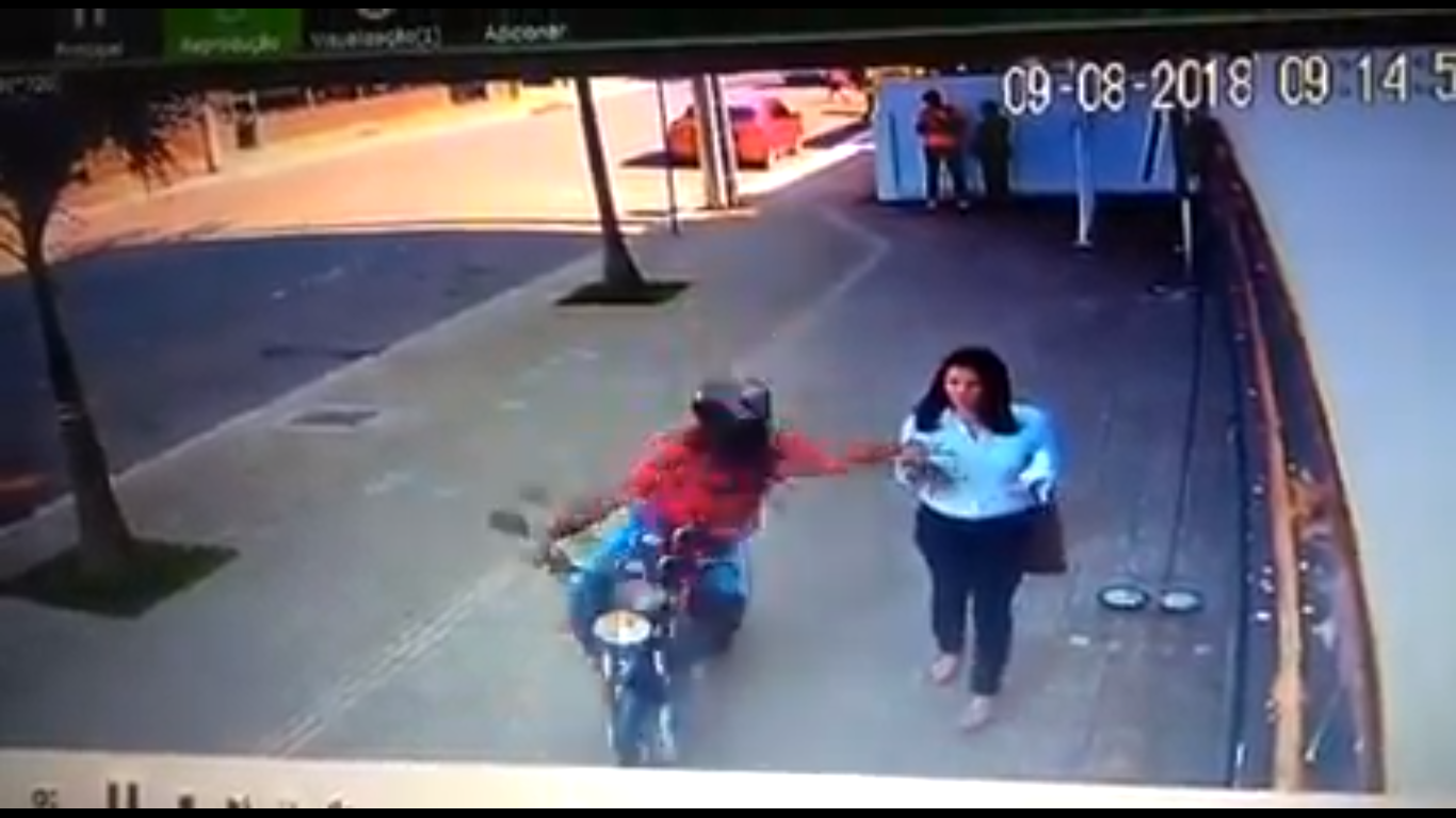 Vídeo: Mulher é assaltada em frente ao MPAC; ladrão levou o celular e fugiu de moto