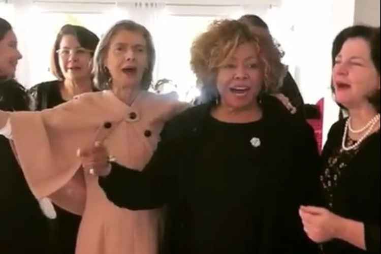 Cármen Lúcia e Raquel Dodge cantam “Não deixe o samba morrer” com Alcione