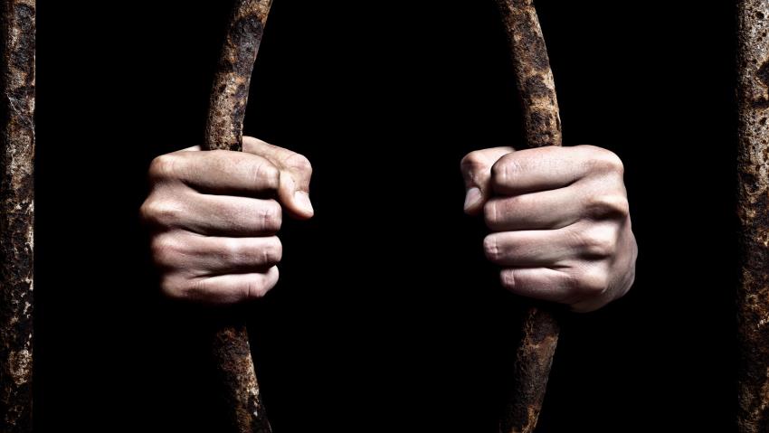 Mais de 10 detentos fogem de unidade penitenciária através de buraco cavado na parede