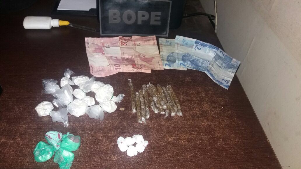 Polícia prende homem em flagrante comercializando drogas no bairro Seis de Agosto