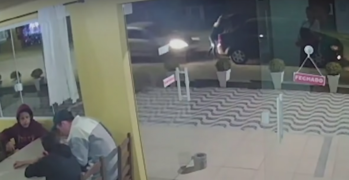 Mulher é prensada contra porta-malas do próprio carro por outro veículo; VÍDEO