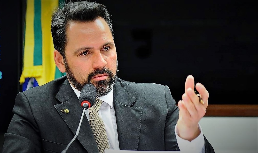 Alan Rick insiste que governo saque recurso para hospital, mas Tião se finge de morto