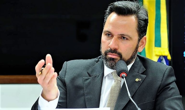 Alan Rick desabafa: “Estou triste com a tentativa de criar notícias baseadas em ilações”