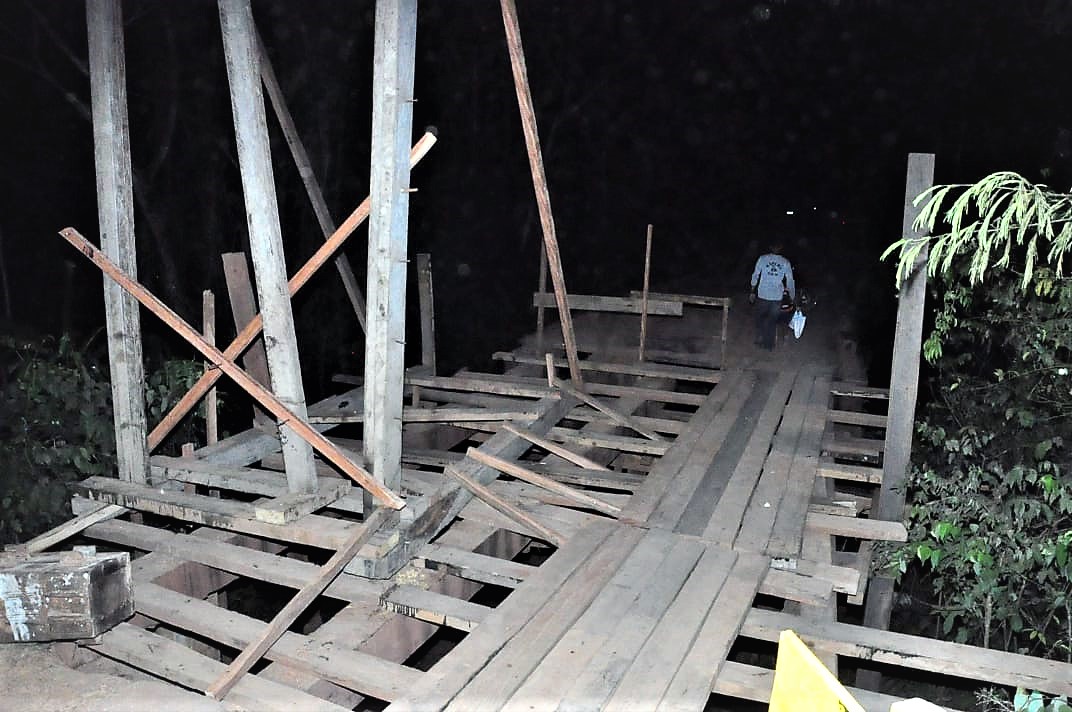 Obra em ponte do Igarapé Redenção deixa moradores do Apolônio Sales isolados