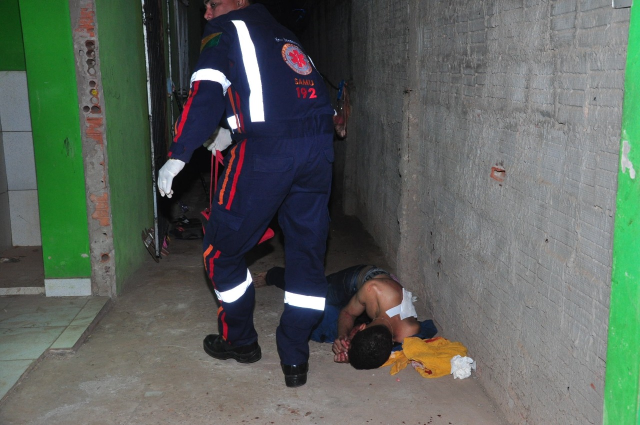 Casal de namorados é esfaqueado durante tentativa de assalto no bairro Conquista