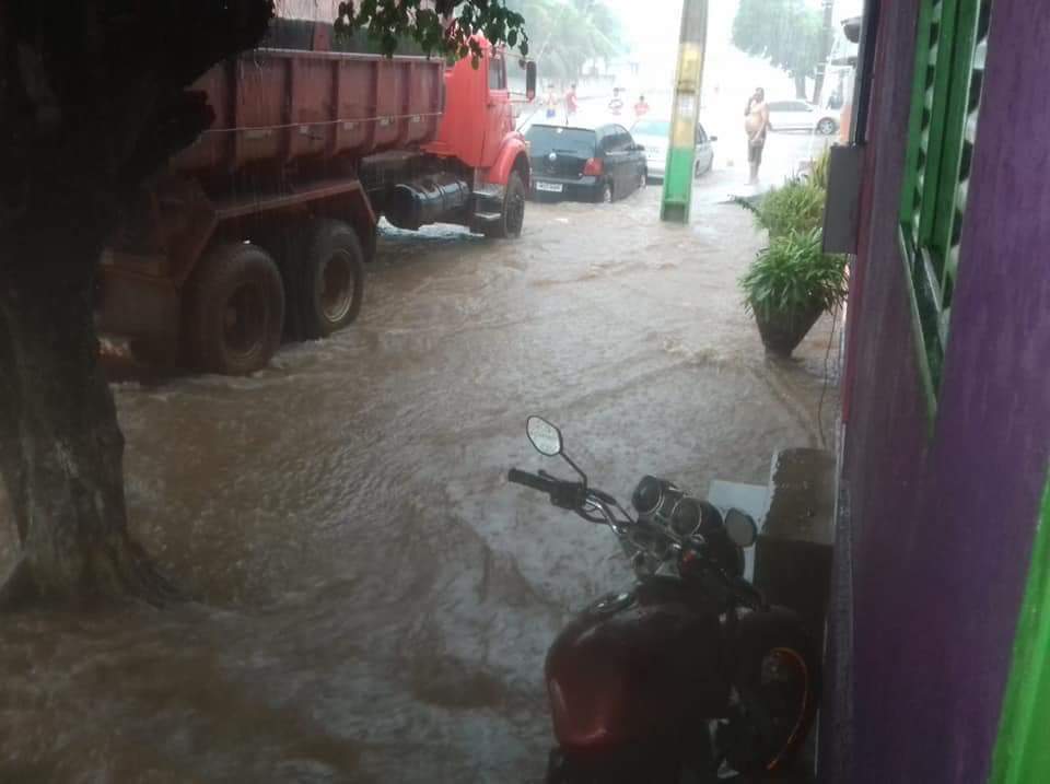 Chuva deixa ruas do Universitário alagadas e moradores reclamam: “Fica ao seu critério em quem votar”