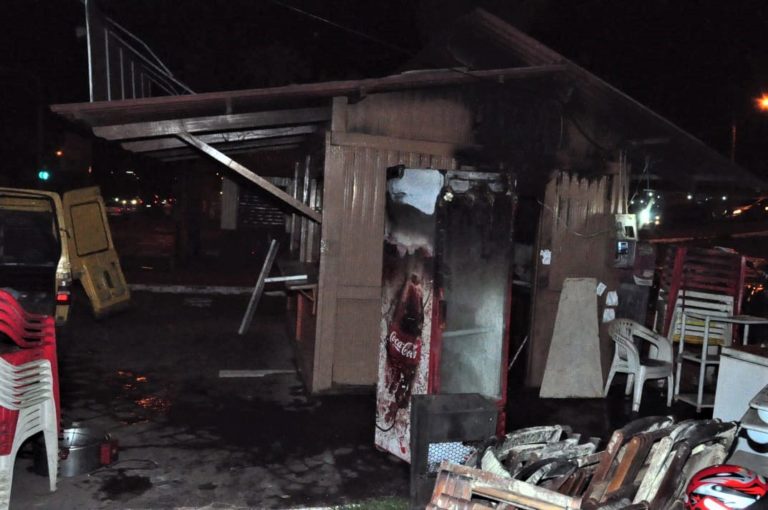 Incêndio destrói lanchonete da Praça do Juventus e prejuízo é avaliado em R$ 50 mil