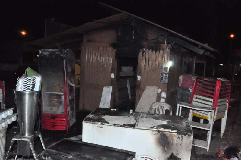 Empresário doa trailer para ajudar colega que teve lanchonete destruída por incêndio em Rio Branco