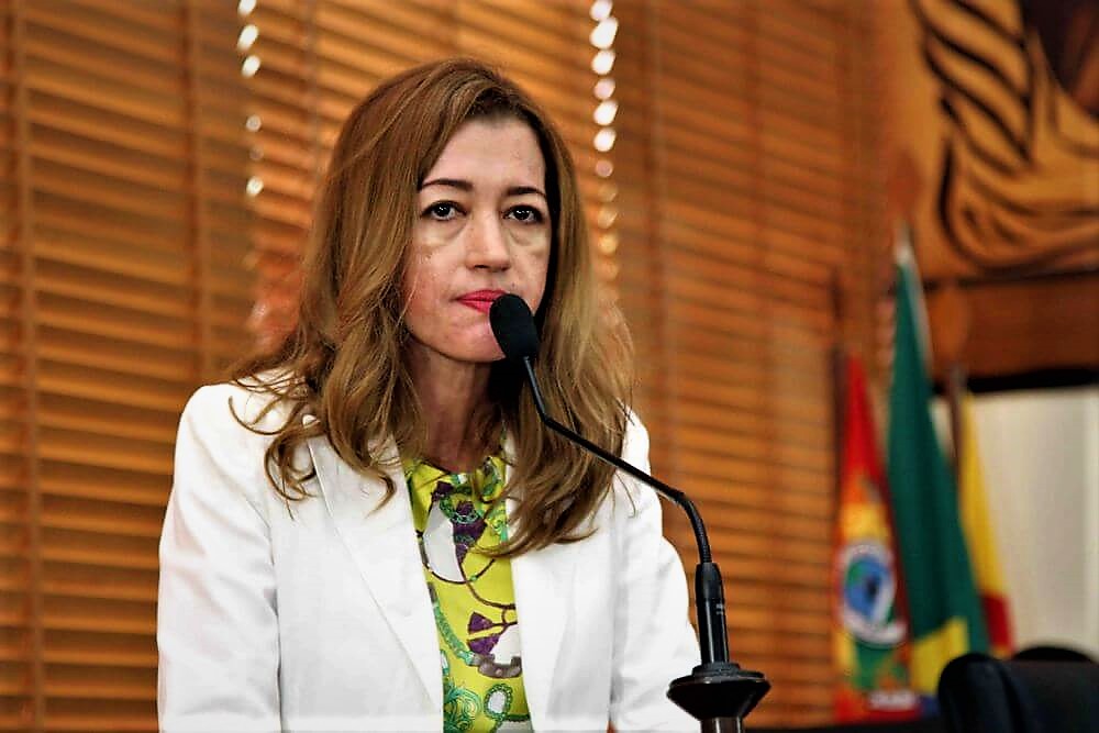 Leila Galvão ‘tropeça’ em discurso e Rocha não perdoa: “Bem-vinda à oposição, deputada”