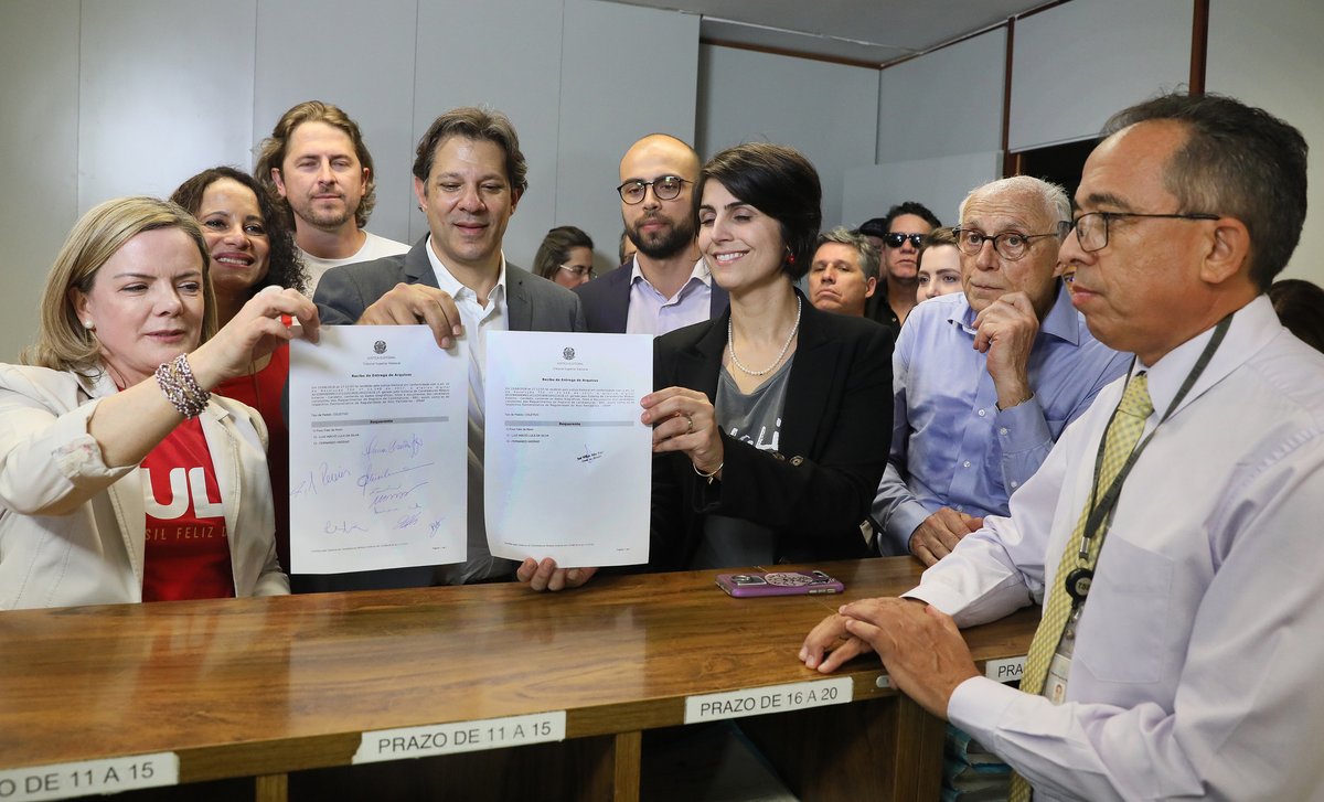 PT registra candidatura de Lula com ato político em frente ao TSE; Haddad é o vice