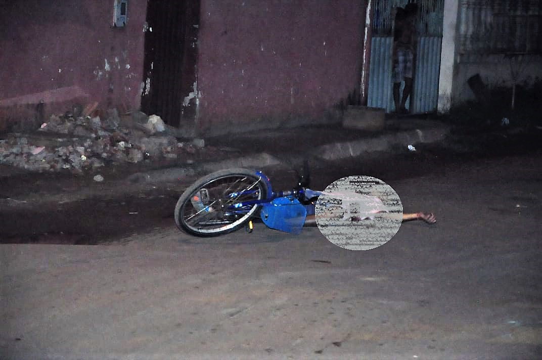 Ciclista é morto a tiros no bairro Bahia Velha por ocupantes de um carro branco