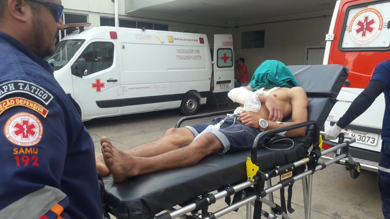 Motoqueiro tenta assassinar jovem de 20 anos a tiros em via pública, no bairro Taquari