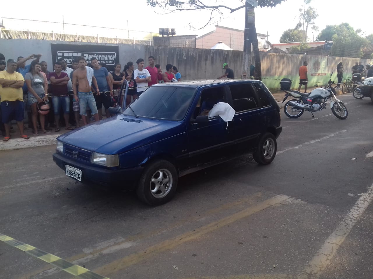 Homem é morto a tiros e menor fica ferido em frente ao Horto Florestal, em Rio Branco