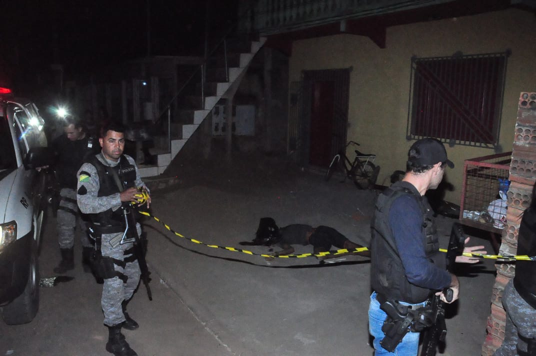 Jovem de 18 anos é morto a tiros em frente a sorveteria, no bairro Seis de Agosto, na Capital