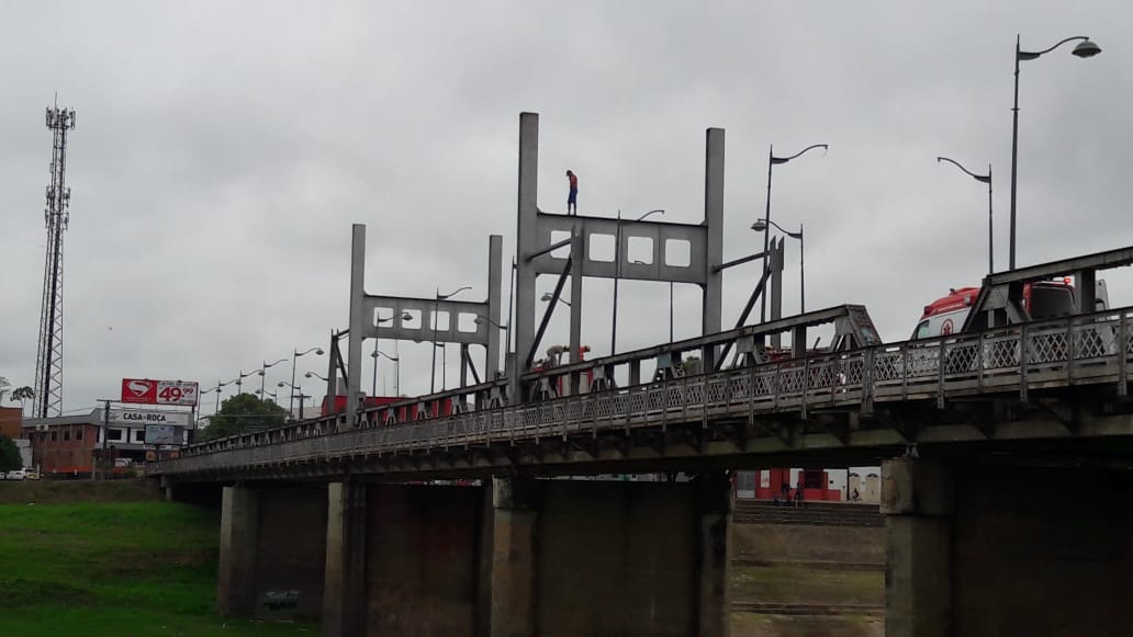 Homem ameaça se jogar da ponte metálica nesta segunda e Bombeiros fazem o resgate